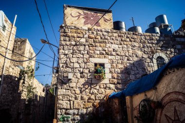 Hebron, Batı Şeria, 17 Aralık 2025 askeri kısıtlamaların ve yakınlardaki yerleşimlerin bir zamanlar meşgul olan mahalleleri hayalet kasabaya çevirdiği Eski Şehrin H2 sektöründeki terk edilmiş sokaklar..