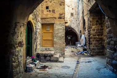 Hebron, Batı Şeria, 17 Aralık 2025 askeri kısıtlamaların ve yakınlardaki yerleşimlerin bir zamanlar meşgul olan mahalleleri hayalet kasabaya çevirdiği Eski Şehrin H2 sektöründeki terk edilmiş sokaklar..