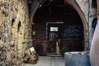 Hebron, Batı Şeria, 17 Aralık 2025. Ağır metal ayırma kapıları ve kontrol noktaları Eski Şehir 'deki Filistin mahalleleri ve İsrail kontrolündeki bölgeler arasındaki erişimi kontrol ediyor..