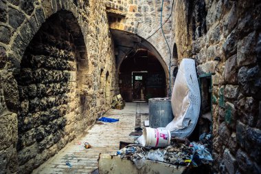 Hebron, Batı Şeria, 17 Aralık 2025. Ağır metal ayırma kapıları ve kontrol noktaları Eski Şehir 'deki Filistin mahalleleri ve İsrail kontrolündeki bölgeler arasındaki erişimi kontrol ediyor..