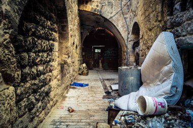 Hebron, Batı Şeria, 17 Aralık 2025. Ağır metal ayırma kapıları ve kontrol noktaları Eski Şehir 'deki Filistin mahalleleri ve İsrail kontrolündeki bölgeler arasındaki erişimi kontrol ediyor..