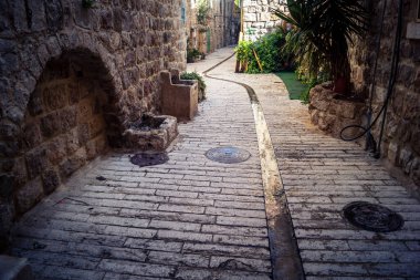 Hebron, Batı Şeria, 17 Aralık 2025 askeri kısıtlamaların ve yakınlardaki yerleşimlerin bir zamanlar meşgul olan mahalleleri hayalet kasabaya çevirdiği Eski Şehrin H2 sektöründeki terk edilmiş sokaklar..