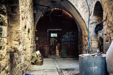 Hebron, Batı Şeria, 17 Aralık 2025. Ağır metal ayırma kapıları ve kontrol noktaları Eski Şehir 'deki Filistin mahalleleri ve İsrail kontrolündeki bölgeler arasındaki erişimi kontrol ediyor..