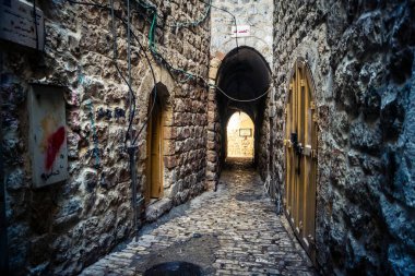 Hebron, Batı Şeria, 17 Aralık 2025 askeri kısıtlamaların ve yakınlardaki yerleşimlerin bir zamanlar meşgul olan mahalleleri hayalet kasabaya çevirdiği Eski Şehrin H2 sektöründeki terk edilmiş sokaklar..