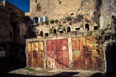Hebron, Batı Şeria, 17 Aralık 2025 askeri kısıtlamaların ve yakınlardaki yerleşimlerin bir zamanlar meşgul olan mahalleleri hayalet kasabaya çevirdiği Eski Şehrin H2 sektöründeki terk edilmiş sokaklar..