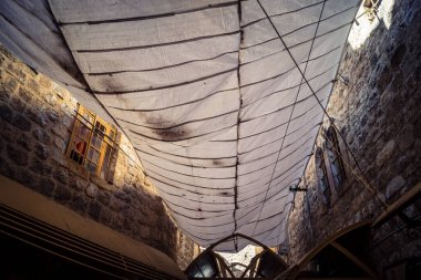 Hebron, Batı Şeria, 17 Aralık 2025 El Halil Çarşısı 'nda ekonomik sıkıntı. Bir zamanlar yoğun bir merkez olan pazar, şimdi hareket kısıtlamaları ve yakınlardaki yerleşim alanları yüzünden aşırı yoksullukla karşı karşıya..