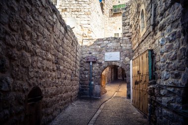 Hebron, Batı Şeria, 17 Aralık 2025 askeri kısıtlamaların ve yakınlardaki yerleşimlerin bir zamanlar meşgul olan mahalleleri hayalet kasabaya çevirdiği Eski Şehrin H2 sektöründeki terk edilmiş sokaklar..