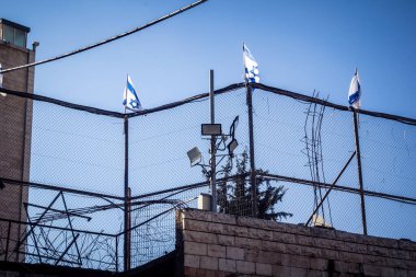 Hebron, Batı Şeria, 17 Aralık 2025. Ağır metal ayırma kapıları ve kontrol noktaları Eski Şehir 'deki Filistin mahalleleri ve İsrail kontrolündeki bölgeler arasındaki erişimi kontrol ediyor..