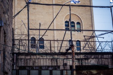 Hebron, Batı Şeria, 17 Aralık 2025 İsrail yerleşim birimleri ve Filistin sokaklarına bakan yerleşim birimleri, bölgesel çatışmanın yakın çevresini ve dikey doğasını vurguluyor..