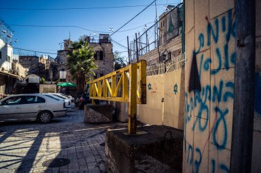 Hebron, Batı Şeria, 17 Aralık 2025. Ağır metal ayırma kapıları ve kontrol noktaları Eski Şehir 'deki Filistin mahalleleri ve İsrail kontrolündeki bölgeler arasındaki erişimi kontrol ediyor..