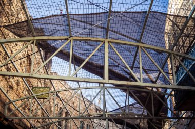 Hebron, Batı Şeria, 17 Aralık 2025 Eski Şehirdeki Filistin sokaklarına kurulmuş koruyucu metal ağlar İsrailli yerleşimcilerin yukarıdaki evlerden attığı taş ve enkazı yakalamak için.