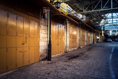 Hebron, Batı Şeria, 17 Aralık 2025 Filistin dükkanları İsrail askeri bölgelerine ve yerleşim yerlerine yakın oldukları için kapanmak zorunda kaldı..