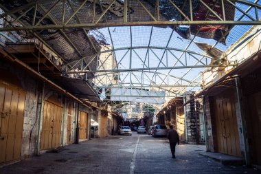 Hebron, Batı Şeria, 17 Aralık 2025 Eski Şehirdeki Filistin sokaklarına kurulmuş koruyucu metal ağlar İsrailli yerleşimcilerin yukarıdaki evlerden attığı taş ve enkazı yakalamak için.