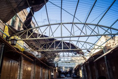 Hebron, Batı Şeria, 17 Aralık 2025 Eski Şehirdeki Filistin sokaklarına kurulmuş koruyucu metal ağlar İsrailli yerleşimcilerin yukarıdaki evlerden attığı taş ve enkazı yakalamak için.