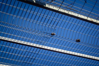 Hebron, Batı Şeria, 17 Aralık 2025 Eski Şehirdeki Filistin sokaklarına kurulmuş koruyucu metal ağlar İsrailli yerleşimcilerin yukarıdaki evlerden attığı taş ve enkazı yakalamak için.