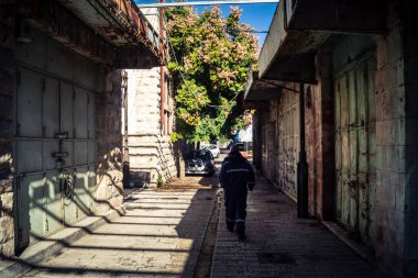 Hebron, Batı Şeria, 17 Aralık 2025 Filistin dükkanları İsrail askeri bölgelerine ve yerleşim yerlerine yakın oldukları için kapanmak zorunda kaldı..