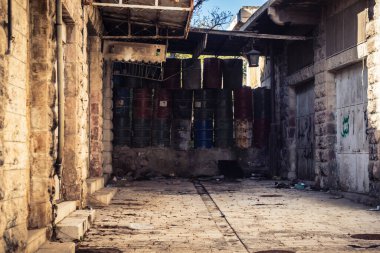 Hebron, Batı Şeria, 17 Aralık 2025. Ağır metal ayırma kapıları ve kontrol noktaları Eski Şehir 'deki Filistin mahalleleri ve İsrail kontrolündeki bölgeler arasındaki erişimi kontrol ediyor..