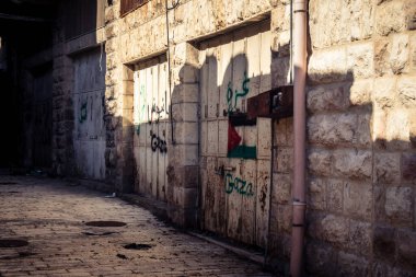 Hebron, Batı Şeria, 17 Aralık 2025 Filistin dükkanları İsrail askeri bölgelerine ve yerleşim yerlerine yakın oldukları için kapanmak zorunda kaldı..