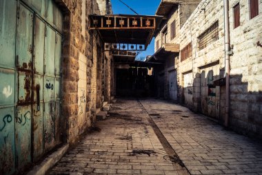 Hebron, Batı Şeria, 17 Aralık 2025 Filistin dükkanları İsrail askeri bölgelerine ve yerleşim yerlerine yakın oldukları için kapanmak zorunda kaldı..