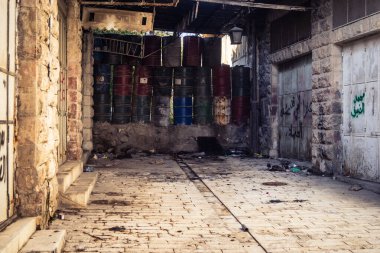 Hebron, Batı Şeria, 17 Aralık 2025. Ağır metal ayırma kapıları ve kontrol noktaları Eski Şehir 'deki Filistin mahalleleri ve İsrail kontrolündeki bölgeler arasındaki erişimi kontrol ediyor..