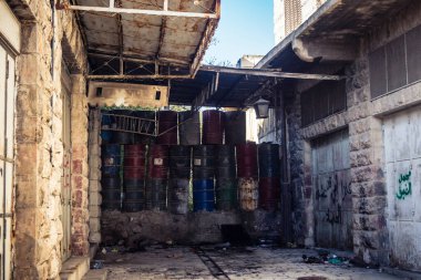 Hebron, Batı Şeria, 17 Aralık 2025. Ağır metal ayırma kapıları ve kontrol noktaları Eski Şehir 'deki Filistin mahalleleri ve İsrail kontrolündeki bölgeler arasındaki erişimi kontrol ediyor..