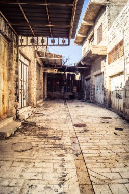 Hebron, Batı Şeria, 17 Aralık 2025. Ağır metal ayırma kapıları ve kontrol noktaları Eski Şehir 'deki Filistin mahalleleri ve İsrail kontrolündeki bölgeler arasındaki erişimi kontrol ediyor..