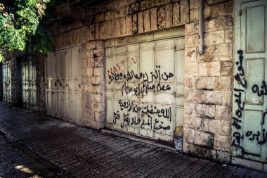 Hebron, Batı Şeria, 17 Aralık 2025 Siyasi grafiti ve duvar resimleri Eski Şehrin H2 sektöründe, bölünmüş şehrin merkezindeki Filistin direnişini ve kimliğini yansıtıyor..