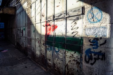 Hebron, Batı Şeria, 17 Aralık 2025 Siyasi grafiti ve duvar resimleri Eski Şehrin H2 sektöründe, bölünmüş şehrin merkezindeki Filistin direnişini ve kimliğini yansıtıyor..