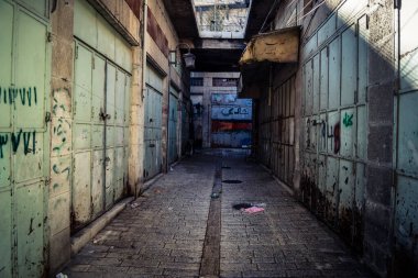 Hebron, Batı Şeria, 17 Aralık 2025 Filistin dükkanları İsrail askeri bölgelerine ve yerleşim yerlerine yakın oldukları için kapanmak zorunda kaldı..