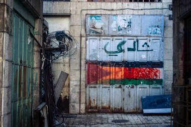 Hebron, Batı Şeria, 17 Aralık 2025 Siyasi grafiti ve duvar resimleri Eski Şehrin H2 sektöründe, bölünmüş şehrin merkezindeki Filistin direnişini ve kimliğini yansıtıyor..