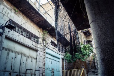 Hebron, Batı Şeria, 17 Aralık 2025 Eski Şehirdeki Filistin sokaklarına kurulmuş koruyucu metal ağlar İsrailli yerleşimcilerin yukarıdaki evlerden attığı taş ve enkazı yakalamak için.