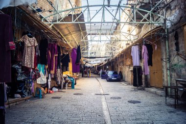 Hebron, Batı Şeria, 17 Aralık 2025 Eski Şehirdeki Filistin sokaklarına kurulmuş koruyucu metal ağlar İsrailli yerleşimcilerin yukarıdaki evlerden attığı taş ve enkazı yakalamak için.