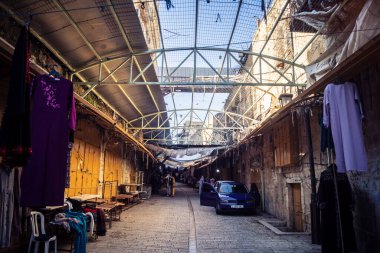 Hebron, Batı Şeria, 17 Aralık 2025 Eski Şehirdeki Filistin sokaklarına kurulmuş koruyucu metal ağlar İsrailli yerleşimcilerin yukarıdaki evlerden attığı taş ve enkazı yakalamak için.