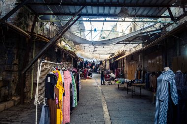 Hebron, Batı Şeria, 17 Aralık 2025 El Halil Çarşısı 'nda ekonomik sıkıntı. Bir zamanlar yoğun bir merkez olan pazar, şimdi hareket kısıtlamaları ve yakınlardaki yerleşim alanları yüzünden aşırı yoksullukla karşı karşıya..