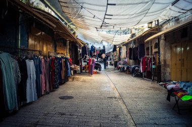 Hebron, Batı Şeria, 17 Aralık 2025 El Halil Çarşısı 'nda ekonomik sıkıntı. Bir zamanlar yoğun bir merkez olan pazar, şimdi hareket kısıtlamaları ve yakınlardaki yerleşim alanları yüzünden aşırı yoksullukla karşı karşıya..