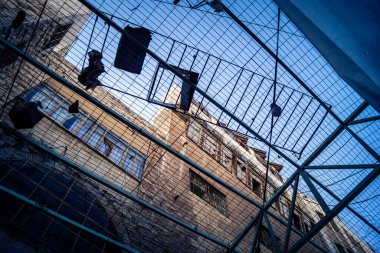 Hebron, Batı Şeria, 17 Aralık 2025 Eski Şehirdeki Filistin sokaklarına kurulmuş koruyucu metal ağlar İsrailli yerleşimcilerin yukarıdaki evlerden attığı taş ve enkazı yakalamak için.