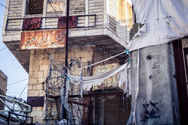 Hebron, Batı Şeria, 17 Aralık 2025. Ağır metal ayırma kapıları ve kontrol noktaları Eski Şehir 'deki Filistin mahalleleri ve İsrail kontrolündeki bölgeler arasındaki erişimi kontrol ediyor..