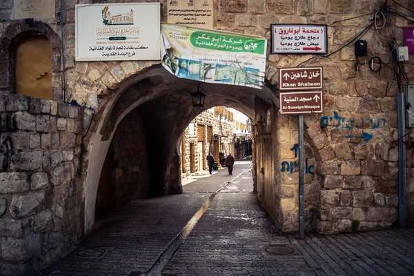 Hebron, Batı Şeria, 17 Aralık 2025 askeri kısıtlamaların ve yakınlardaki yerleşimlerin bir zamanlar meşgul olan mahalleleri hayalet kasabaya çevirdiği Eski Şehrin H2 sektöründeki terk edilmiş sokaklar..