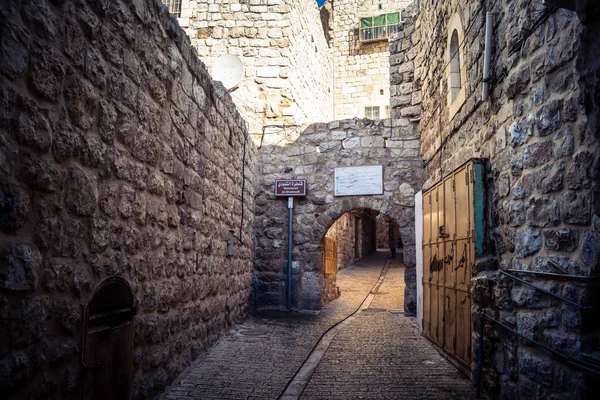 Hebron, Batı Şeria, 17 Aralık 2025 askeri kısıtlamaların ve yakınlardaki yerleşimlerin bir zamanlar meşgul olan mahalleleri hayalet kasabaya çevirdiği Eski Şehrin H2 sektöründeki terk edilmiş sokaklar..