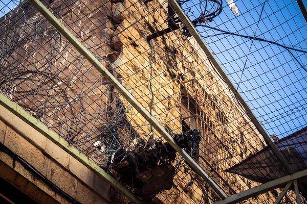 Hebron, Batı Şeria, 17 Aralık 2025 Eski Şehirdeki Filistin sokaklarına kurulmuş koruyucu metal ağlar İsrailli yerleşimcilerin yukarıdaki evlerden attığı taş ve enkazı yakalamak için.