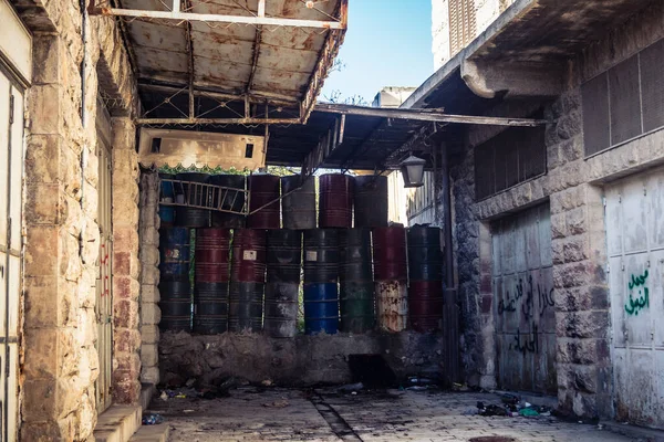 Hebron, Batı Şeria, 17 Aralık 2025. Ağır metal ayırma kapıları ve kontrol noktaları Eski Şehir 'deki Filistin mahalleleri ve İsrail kontrolündeki bölgeler arasındaki erişimi kontrol ediyor..