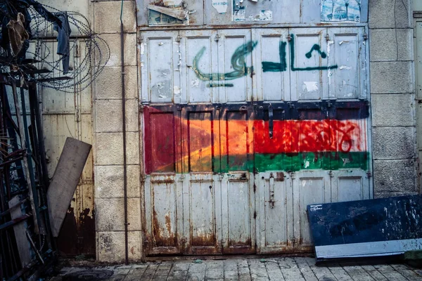 Hebron, Batı Şeria, 17 Aralık 2025 Siyasi grafiti ve duvar resimleri Eski Şehrin H2 sektöründe, bölünmüş şehrin merkezindeki Filistin direnişini ve kimliğini yansıtıyor..