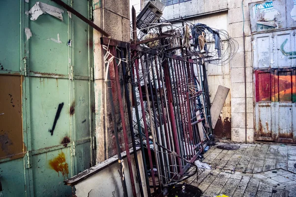 Hebron, Batı Şeria, 17 Aralık 2025. Ağır metal ayırma kapıları ve kontrol noktaları Eski Şehir 'deki Filistin mahalleleri ve İsrail kontrolündeki bölgeler arasındaki erişimi kontrol ediyor..