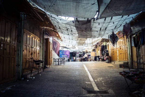 Hebron, Batı Şeria, 17 Aralık 2025 El Halil Çarşısı 'nda ekonomik sıkıntı. Bir zamanlar yoğun bir merkez olan pazar, şimdi hareket kısıtlamaları ve yakınlardaki yerleşim alanları yüzünden aşırı yoksullukla karşı karşıya..