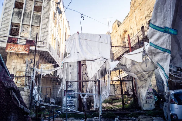 Hebron, Batı Şeria, 17 Aralık 2025. Ağır metal ayırma kapıları ve kontrol noktaları Eski Şehir 'deki Filistin mahalleleri ve İsrail kontrolündeki bölgeler arasındaki erişimi kontrol ediyor..