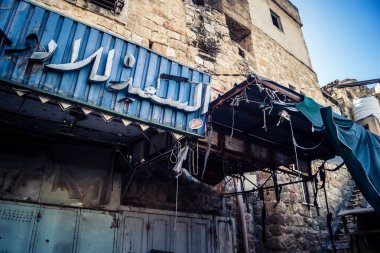 Hebron, Batı Şeria, 17 Aralık 2025 Filistin dükkanları İsrail askeri bölgelerine ve yerleşim yerlerine yakın oldukları için kapanmak zorunda kaldı..