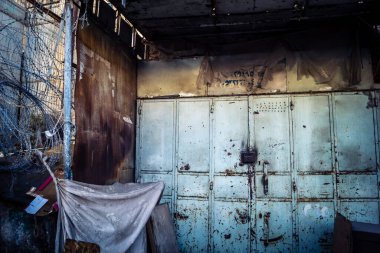 Hebron, Batı Şeria, 17 Aralık 2025 Filistin dükkanları İsrail askeri bölgelerine ve yerleşim yerlerine yakın oldukları için kapanmak zorunda kaldı..