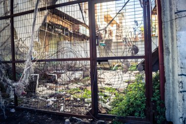 Hebron, Batı Şeria, 17 Aralık 2025. Ağır metal ayırma kapıları ve kontrol noktaları Eski Şehir 'deki Filistin mahalleleri ve İsrail kontrolündeki bölgeler arasındaki erişimi kontrol ediyor..