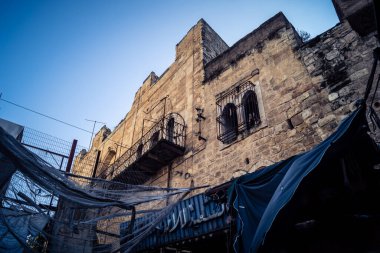 Hebron, Batı Şeria, 17 Aralık 2025 İsrail yerleşim birimleri ve Filistin sokaklarına bakan yerleşim birimleri, bölgesel çatışmanın yakın çevresini ve dikey doğasını vurguluyor..