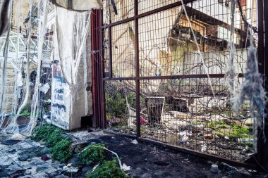 Hebron, Batı Şeria, 17 Aralık 2025. Ağır metal ayırma kapıları ve kontrol noktaları Eski Şehir 'deki Filistin mahalleleri ve İsrail kontrolündeki bölgeler arasındaki erişimi kontrol ediyor..